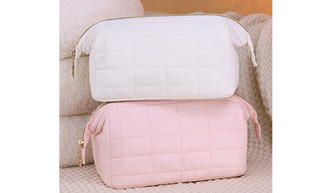 Cosmetic bag is portable for travel, has a luxurious feel and a large capacity for storing cosmetics.
